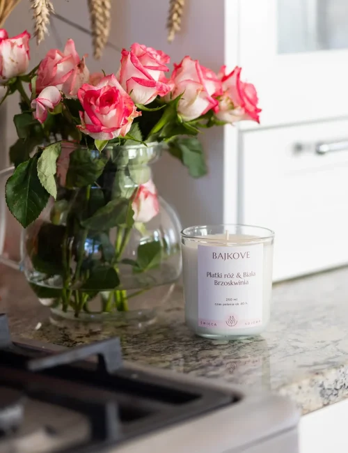 świeca sojowa Bajkove płatki róż i biała brzoskwinia